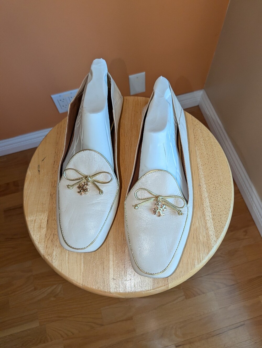 TORY BURCH Women's Cream Loafer with Gold Bow Accent SIZE 10 M